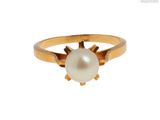 Gros plan sur une bague contenant une perle