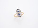 une bague ancienne sertie de saphirs et de diamants en grappe