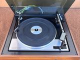 un tourne-disque posé par terre