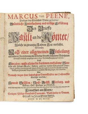 un vieux livre sur lequel figurent des inscriptions en noir et rouge