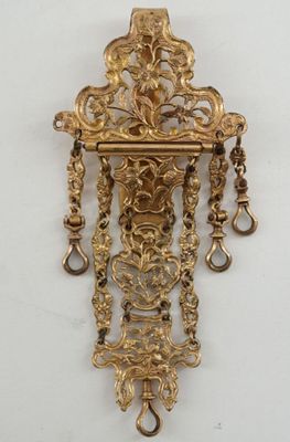 une image représentant une horloge plaquée or accrochée à un mur blanc