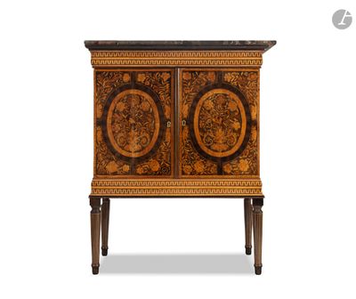une armoire ancienne en bois à deux portes, avec un plateau en marbre