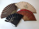 Plusieurs types d'éventails chinois sont disposés sur une surface blanche