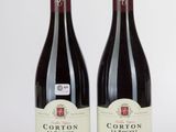 deux bouteilles de vin rouge posées l'une à côté de l'autre sur une table