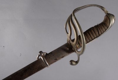 un gros plan d'une épée avec une poignée en métal