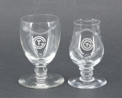 deux verres à vin posés l'un à côté de l'autre sur une table