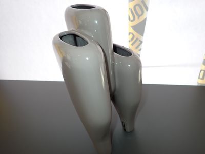 trois vases posés sur une table