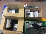 un tas d'appareils électroniques dans une boîte posée par terre