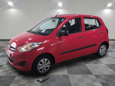 la photo d'une voiture rouge garée dans un garage