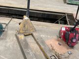 un cariste assis sur une table dans un garage