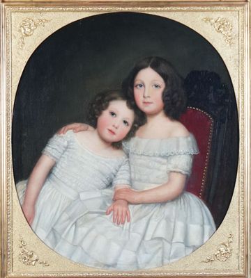 portrait de deux jeunes filles en robe blanche assises sur une chaise rouge
