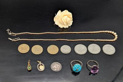 gros plan d'un bouquet de bijoux sur une table
