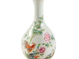 un vase blanc avec des fleurs et des oiseaux peints dessus