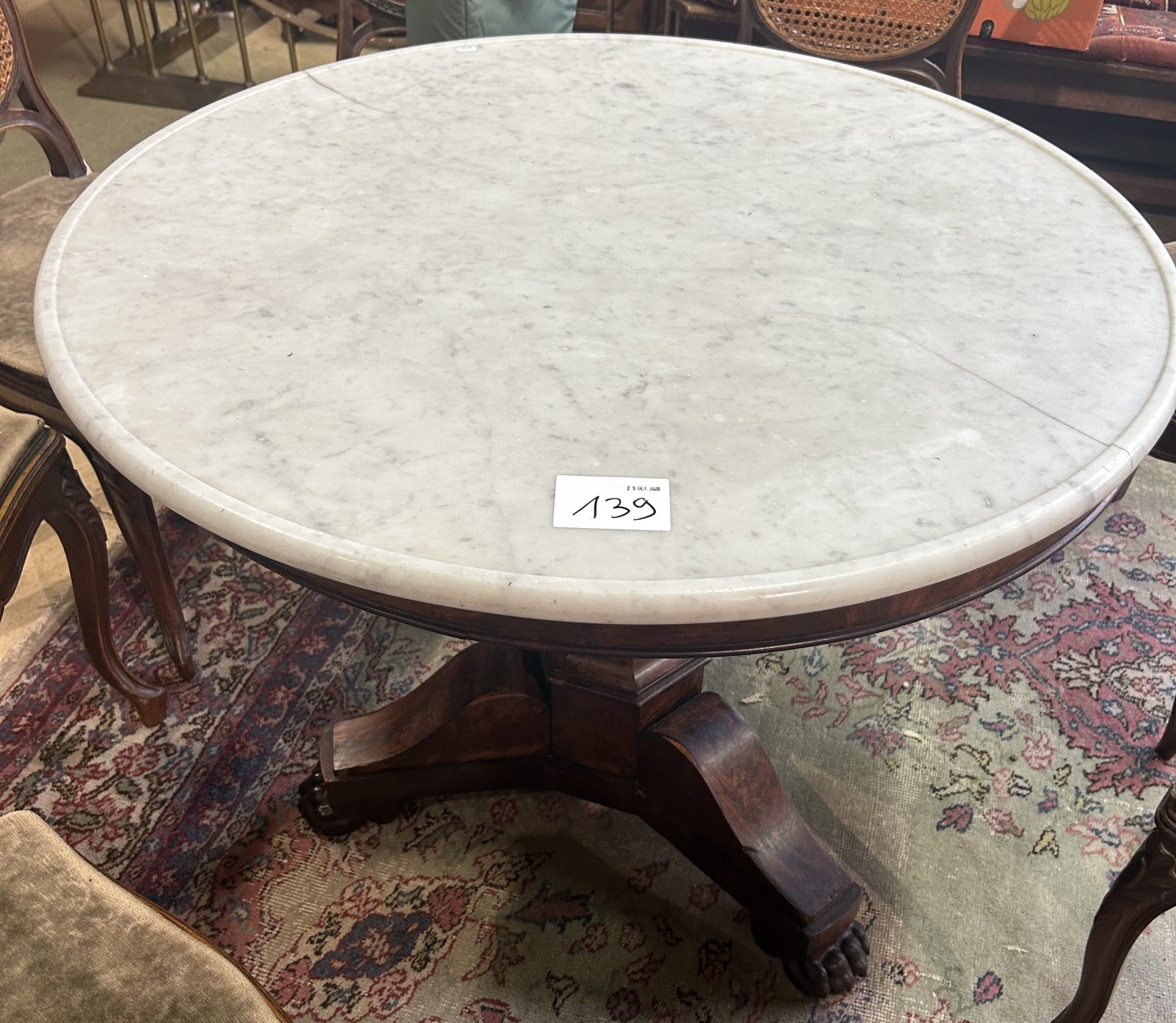 TABLE GUÉRIDON en bois de style Empire.