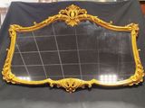un grand miroir posé sur une table