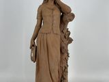 statue d'une femme avec un chien sur fond blanc