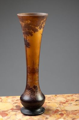 un vase posé sur une table, sur fond gris