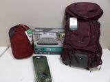 un sac à dos, un téléphone portable et d'autres objets posés sur une table