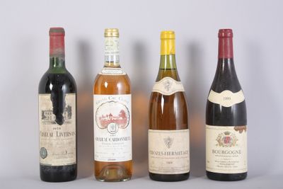 plusieurs bouteilles de vin sont alignées sur une table