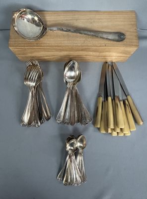 Plusieurs cuillères et cuillères-cuillères sont accrochées au mur.