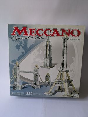 la boîte est ouverte pour montrer le contenu d'une maquette de ville