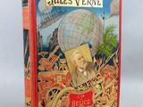 un vieux livre sur lequel figure l'image d'un homme à vélo