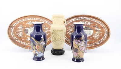 trois vases posés l'un à côté de l'autre sur une table