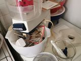 un mixeur posé sur le plan de travail de la cuisine, à côté de l'évier