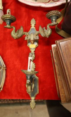 une horloge accrochée au mur, à côté d'une assiette et d'une bougie