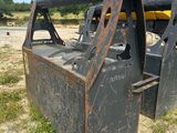 une photo d'un bulldozer noir et jaune dans un champ
