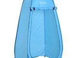 Les toilettes portables bleues sont ouvertes et prêtes à être utilisées.