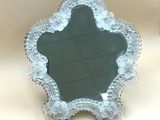 un petit miroir posé sur une table
