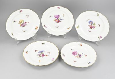 six assiettes en porcelaine ornées de motifs floraux, posées sur une table