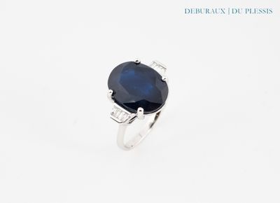 Gros plan sur une bague ornée d'une pierre bleue