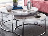 deux tables basses rondes en marbre posées sur un tapis dans un salon
