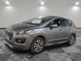 la voiture argentée est garée sur un sol en damier dans le garage