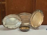 une table sur laquelle sont posées plusieurs assiettes en argent