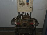 une machine posée sur une table dans une pièce