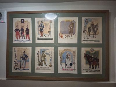 une photo d'un mur sur lequel sont collés tout un tas de timbres
