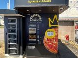 un distributeur automatique sur lequel est représentée une pizza
