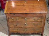 un petit bureau en bois surmonté d'un tiroir