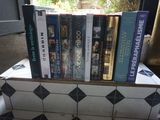une pile de livres posée sur le rebord d'une fenêtre