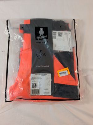 une photo montrant un pantalon orange posé sur un drap blanc