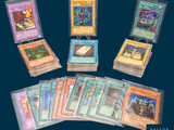 un lot de cartes posées sur une table