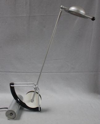 une lampe posée sur une table