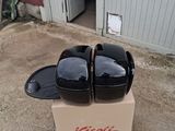 une boîte sur laquelle sont posées deux paires de chaussures