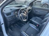 l'intérieur d'une voiture avec un volant et un tableau de bord