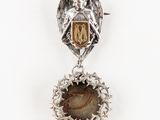 une image représentant un pendentif orné d'un aigle