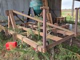 un tracteur garé à côté d'un bâtiment