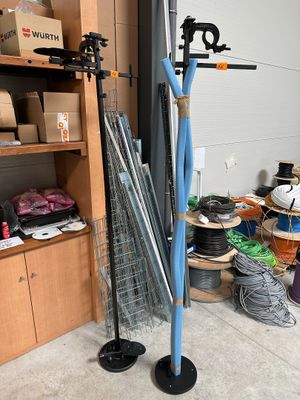 une photo d'un râtelier contenant des outils dans un garage
